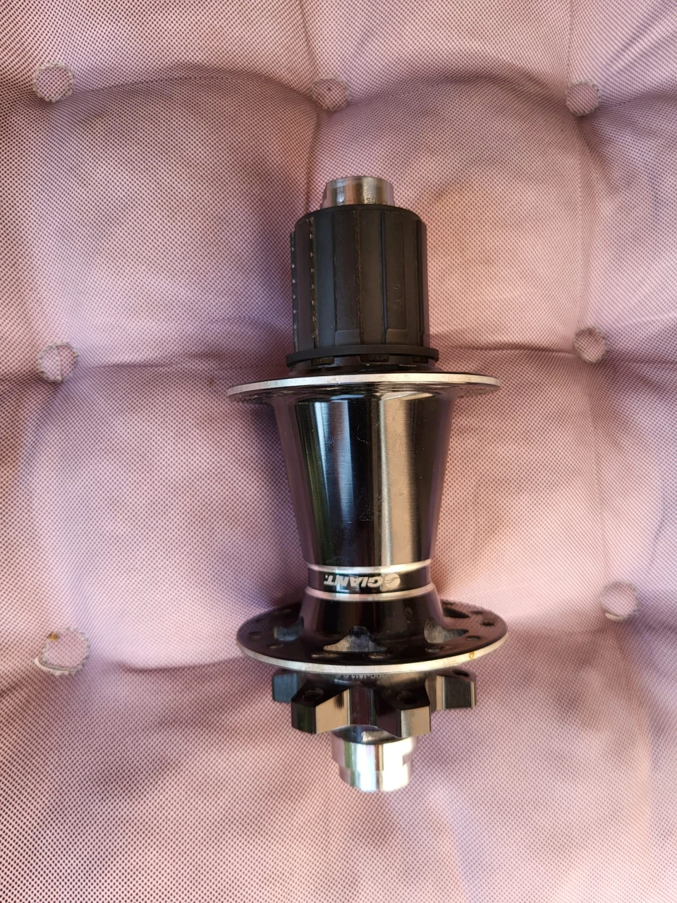 3. Butuc spate Giant 148X12 boost