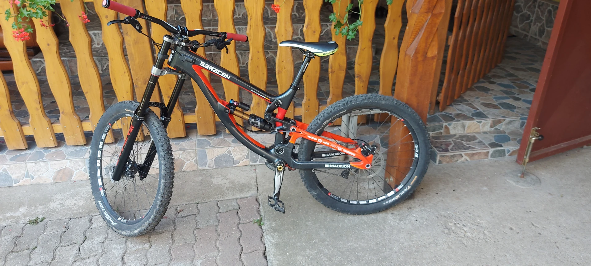 1. Cadru Saracen Factory Race Team Pro Carbon