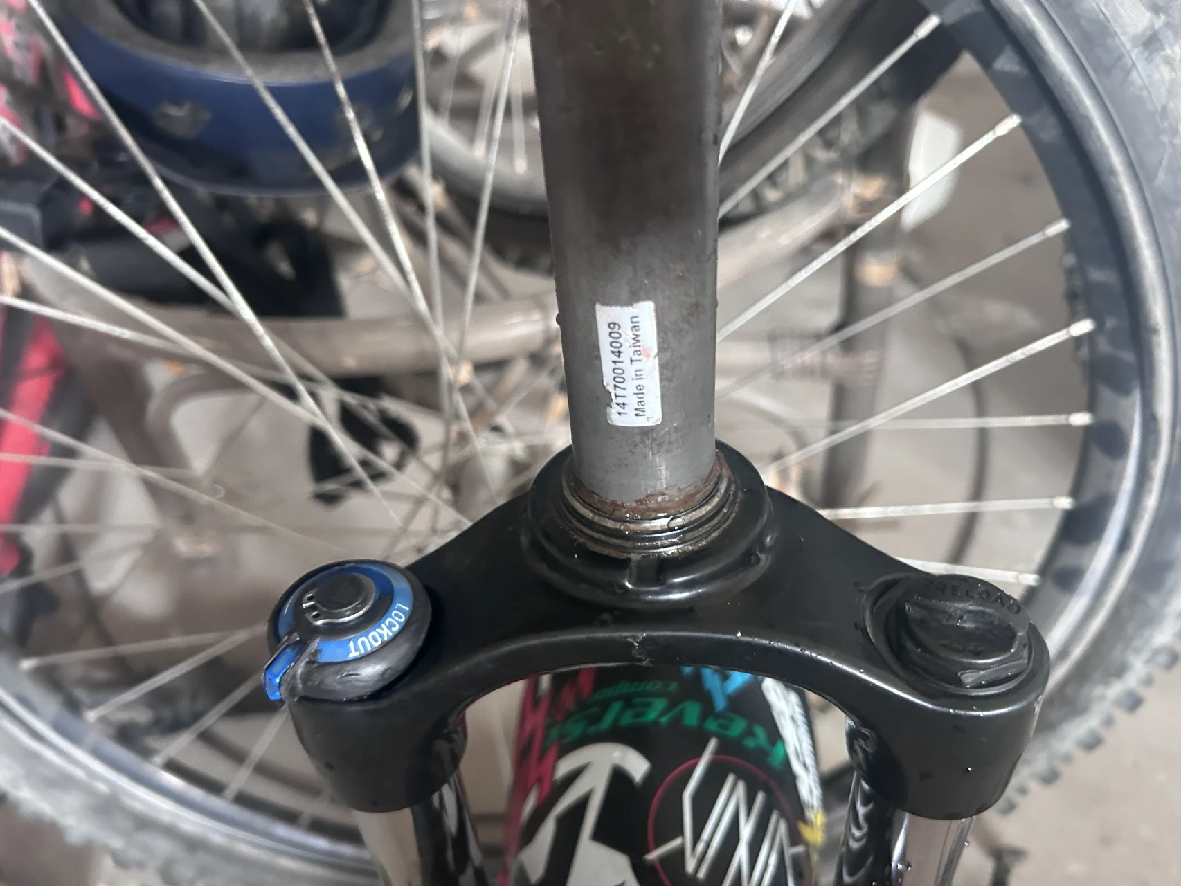 1. Vand furca Rockshox Dart 3