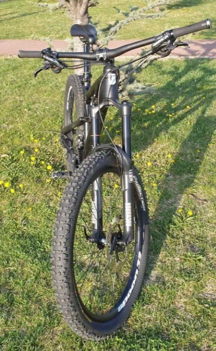 1. Vând bicicleta enduro Rose