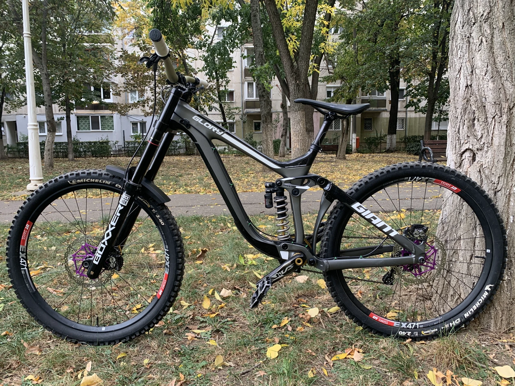 1. Giant Glory Carbon/AL 27,5 M