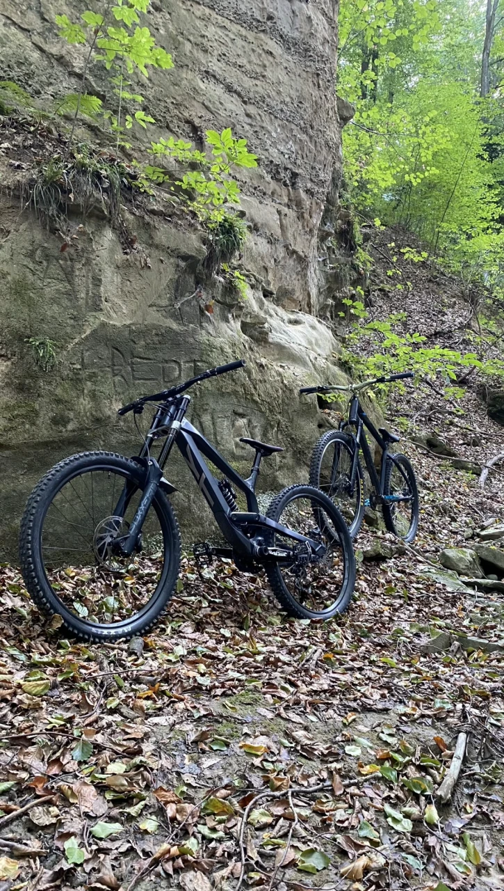 1. Bicicletă downhill yt Tues
