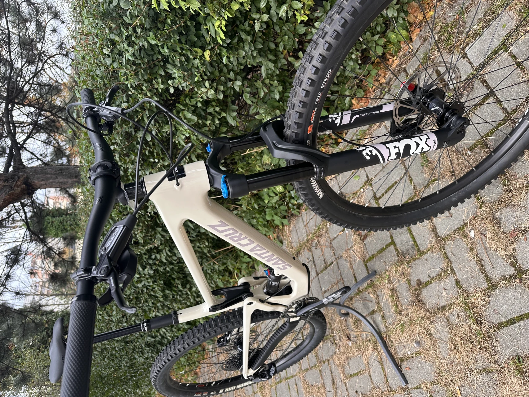 1. Santa Cruz Tallboy 4 carbon Nou