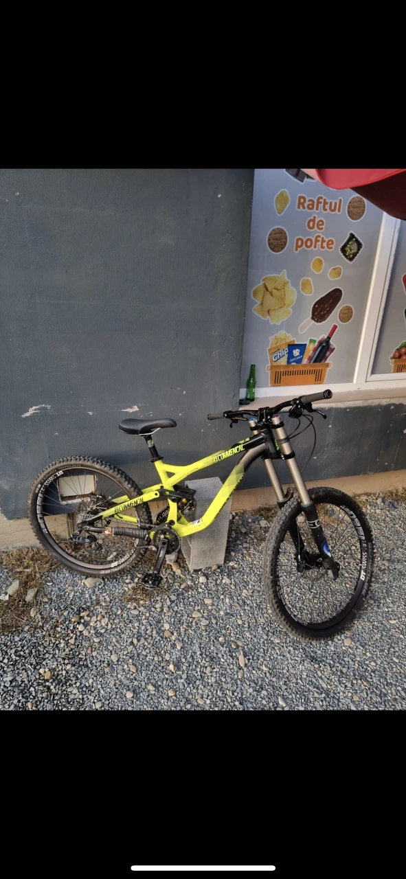 1. Commencal Supreme V3 2016