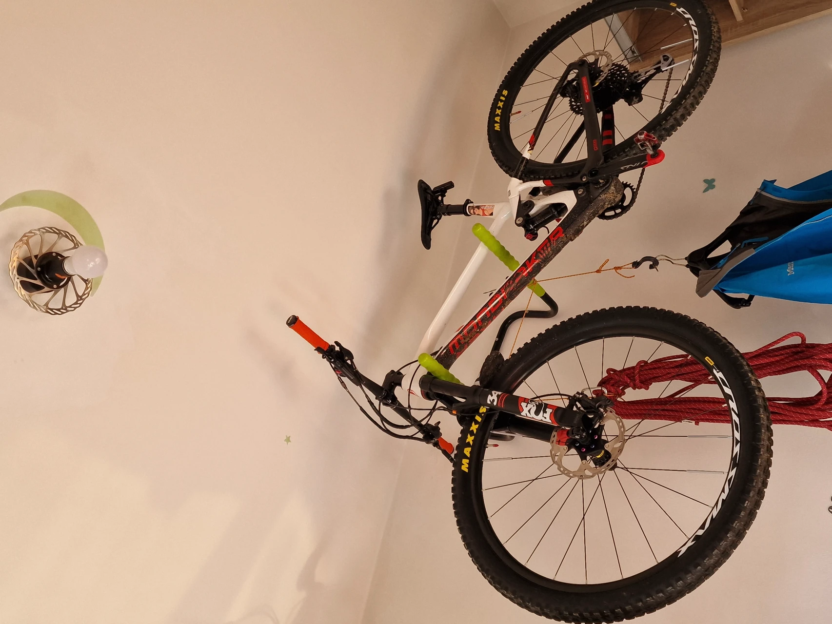 1. Bicicleta carbon Mondraker F Podium DC R