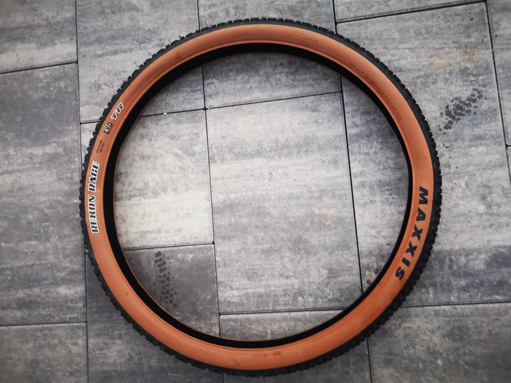 1. Maxxis Rekon Race 29x2.4 EXO TR