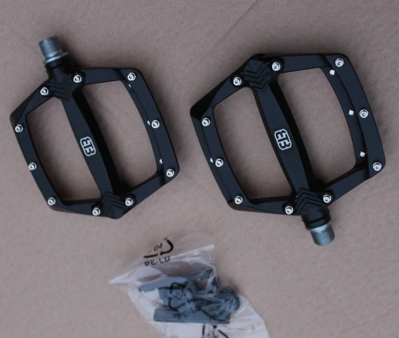 1. Triple 8 Race Flat SL - negru