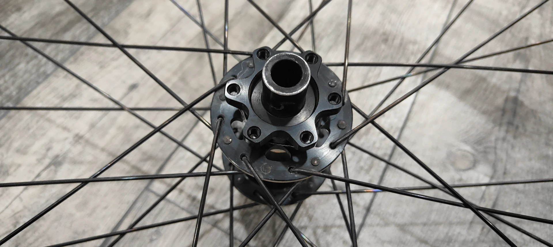 1. Roata E13 spate boost 148x12 mm e thirteen butuc giant (clichetul este defect)