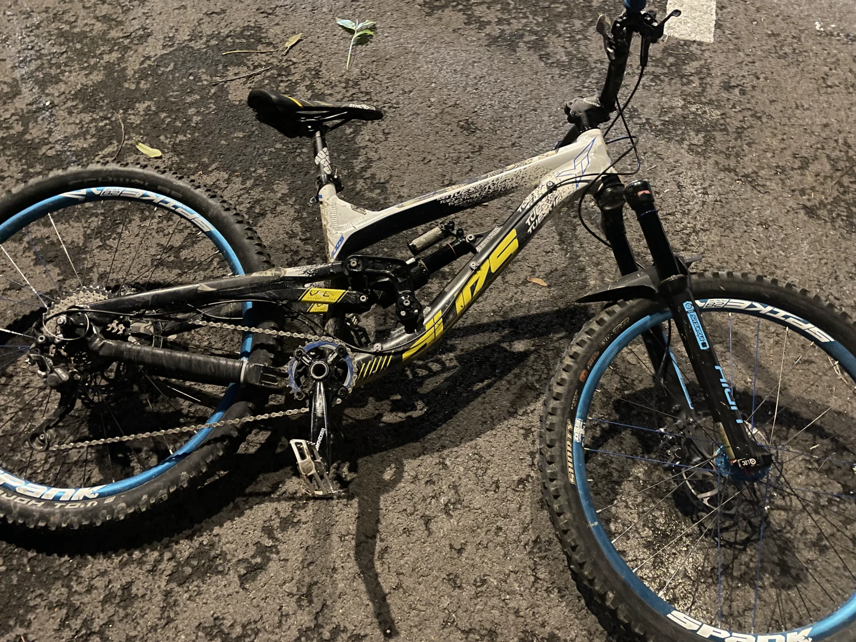 1. Bicicleta yt tues enduro