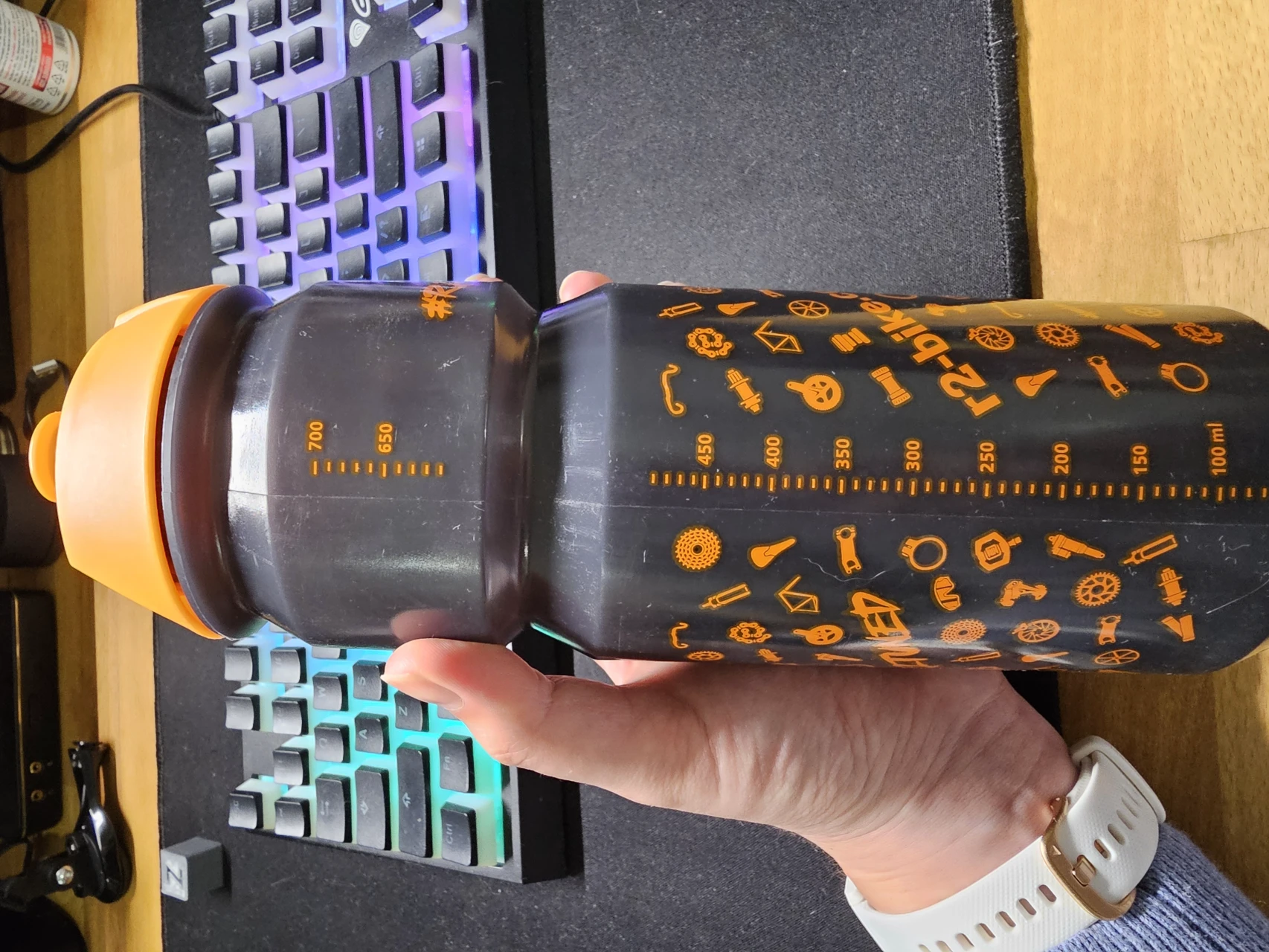 1. Vând bidoane apa mari 800 ml