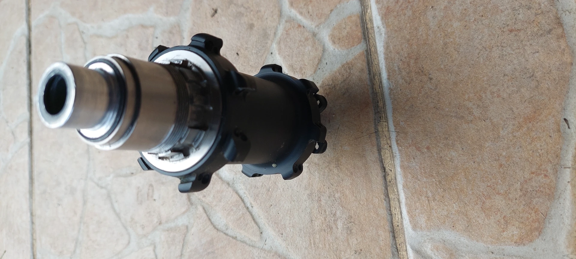 1. Butuc spate 12mm boost DRC foarte usoara