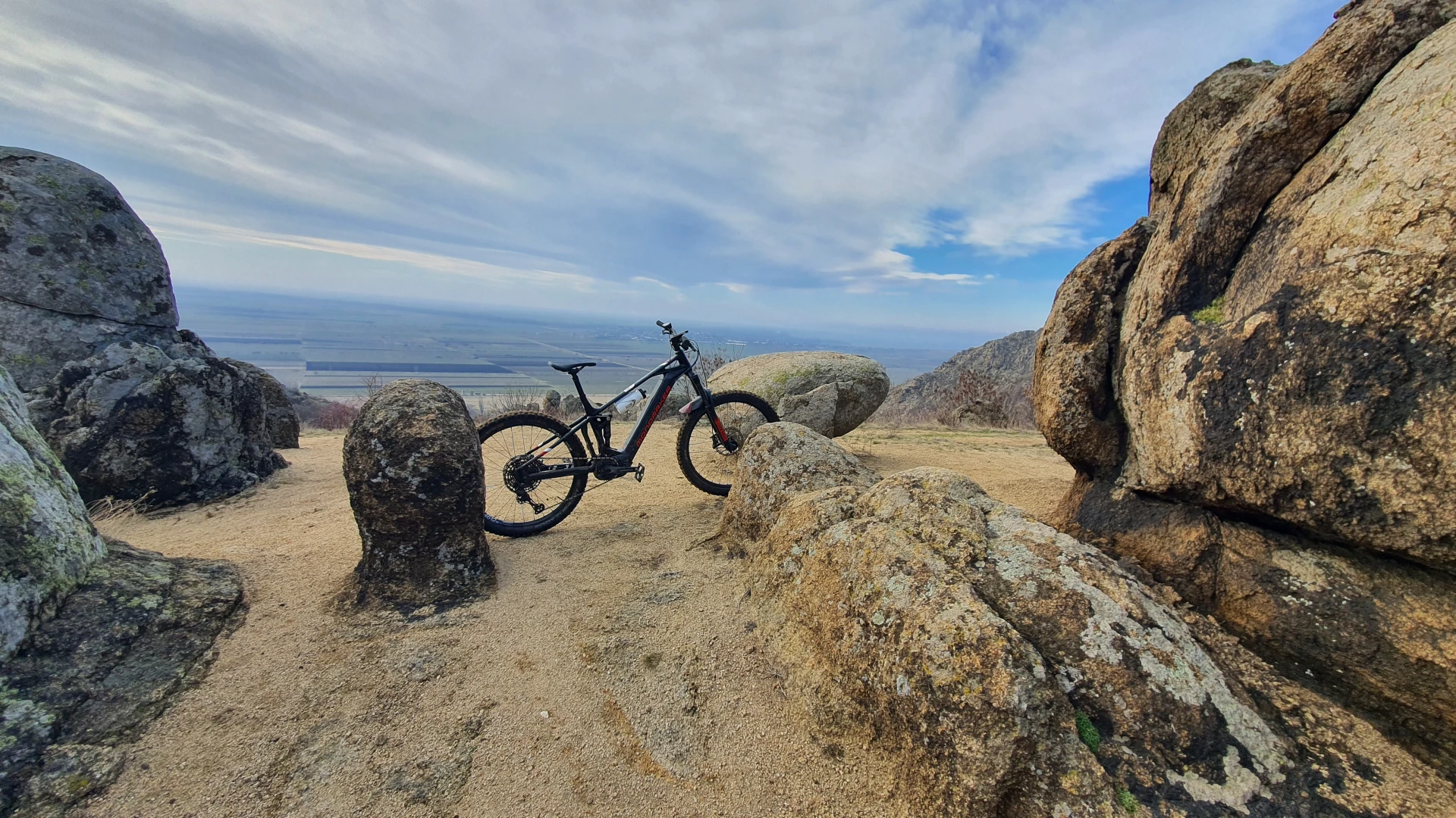 7. E-bike bicicleta full suspension Mondraker
