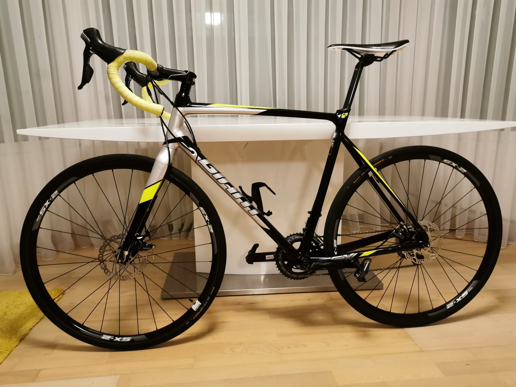 9. Bicicleta Giant ciclocross, gravel, semi cursiera