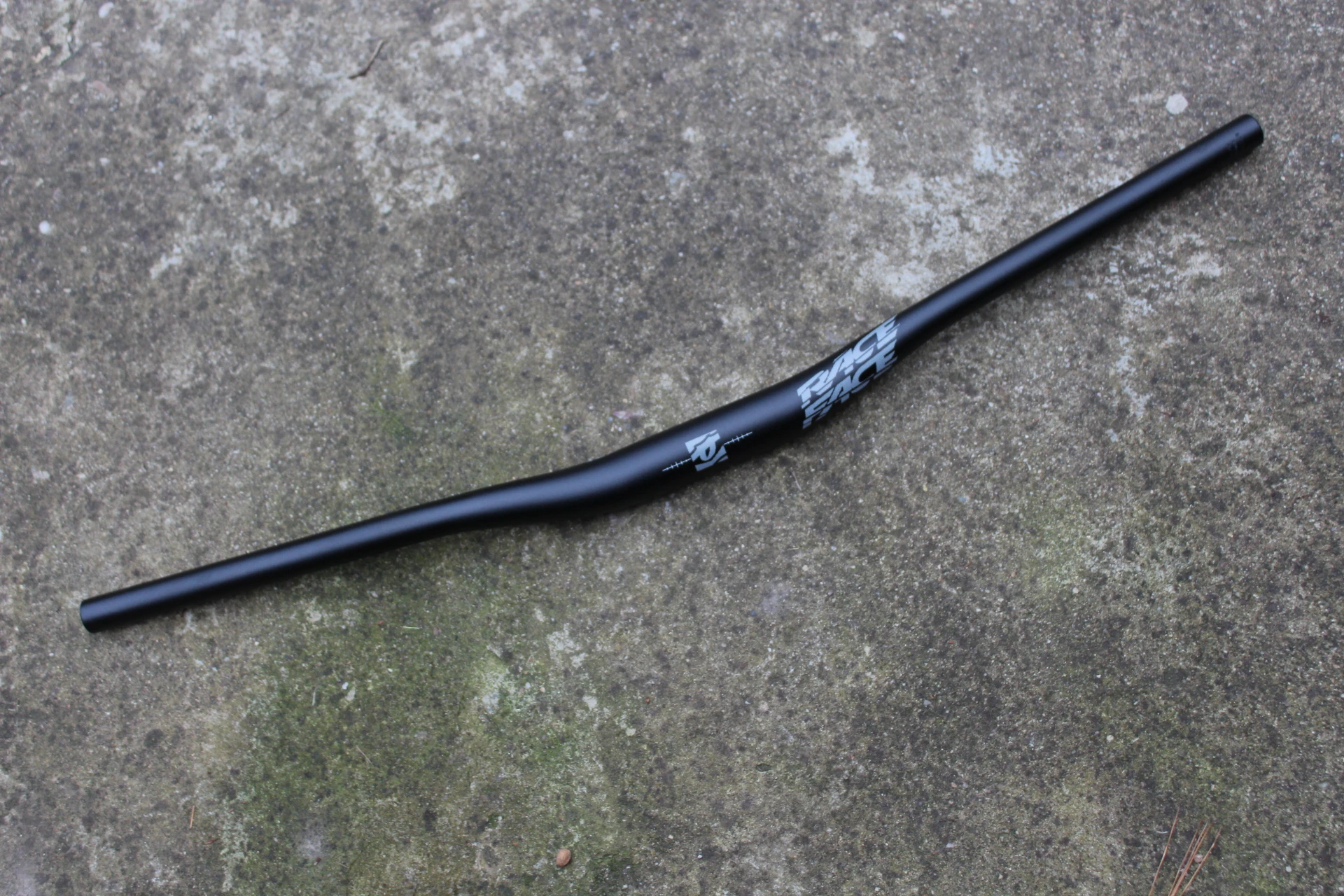 1. Race Face Chester Riser 35 x 780mm ghidon - 35mm diametru