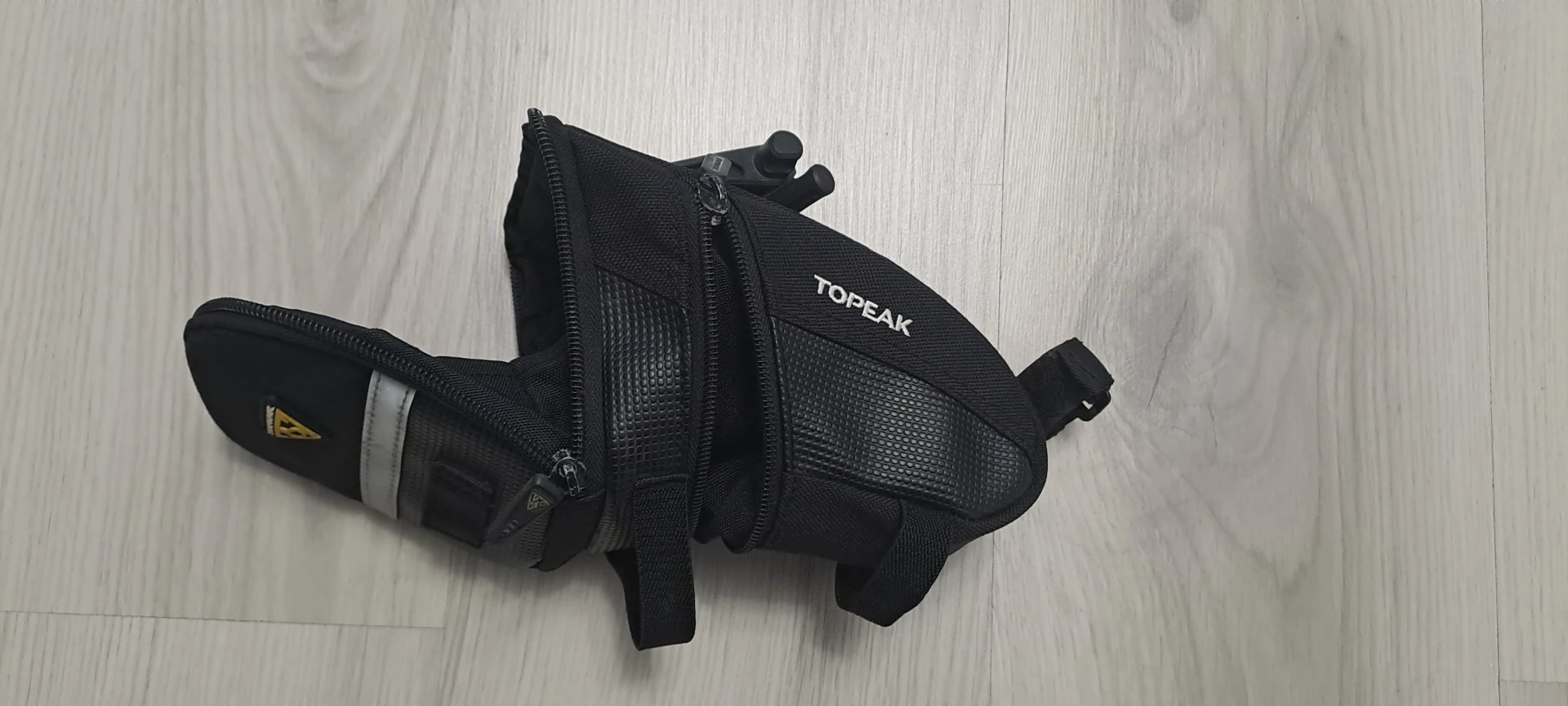 1. GEANTA-BORSETA TOPEAK AERO