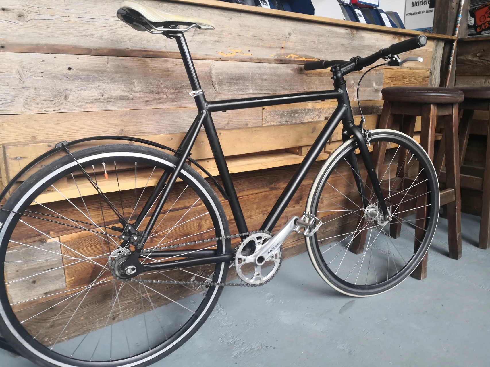 1. Vând bicicletă de oraș fixie/single speed