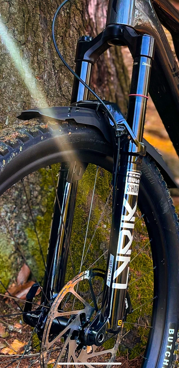 1. Rockshox Lyrik Ultimate charger 3 2023