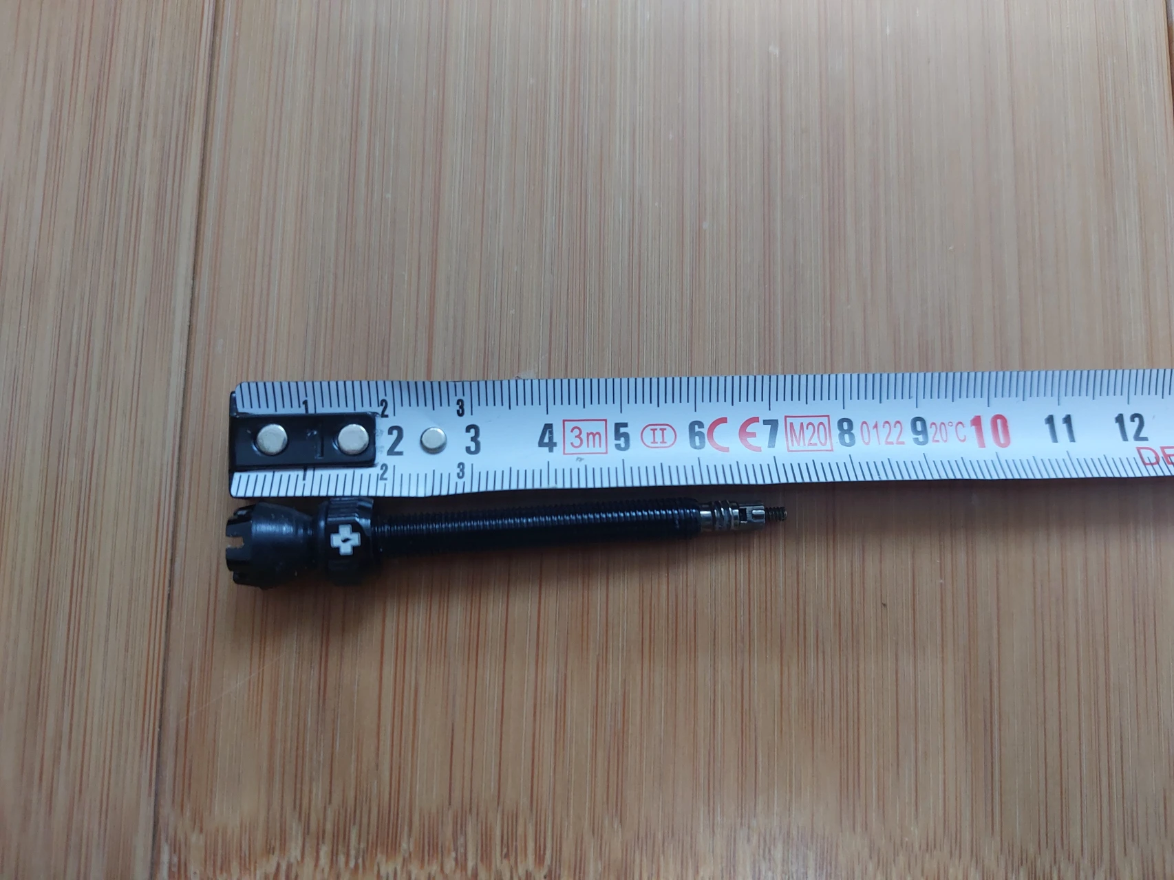 1. Valve tubeless 60 mm Muc-Off