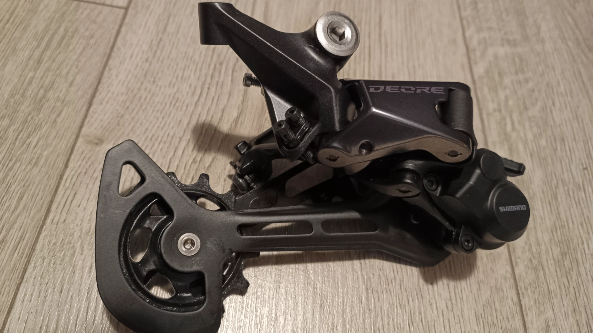 1. Schimbător Shimano Deore RD-M6100