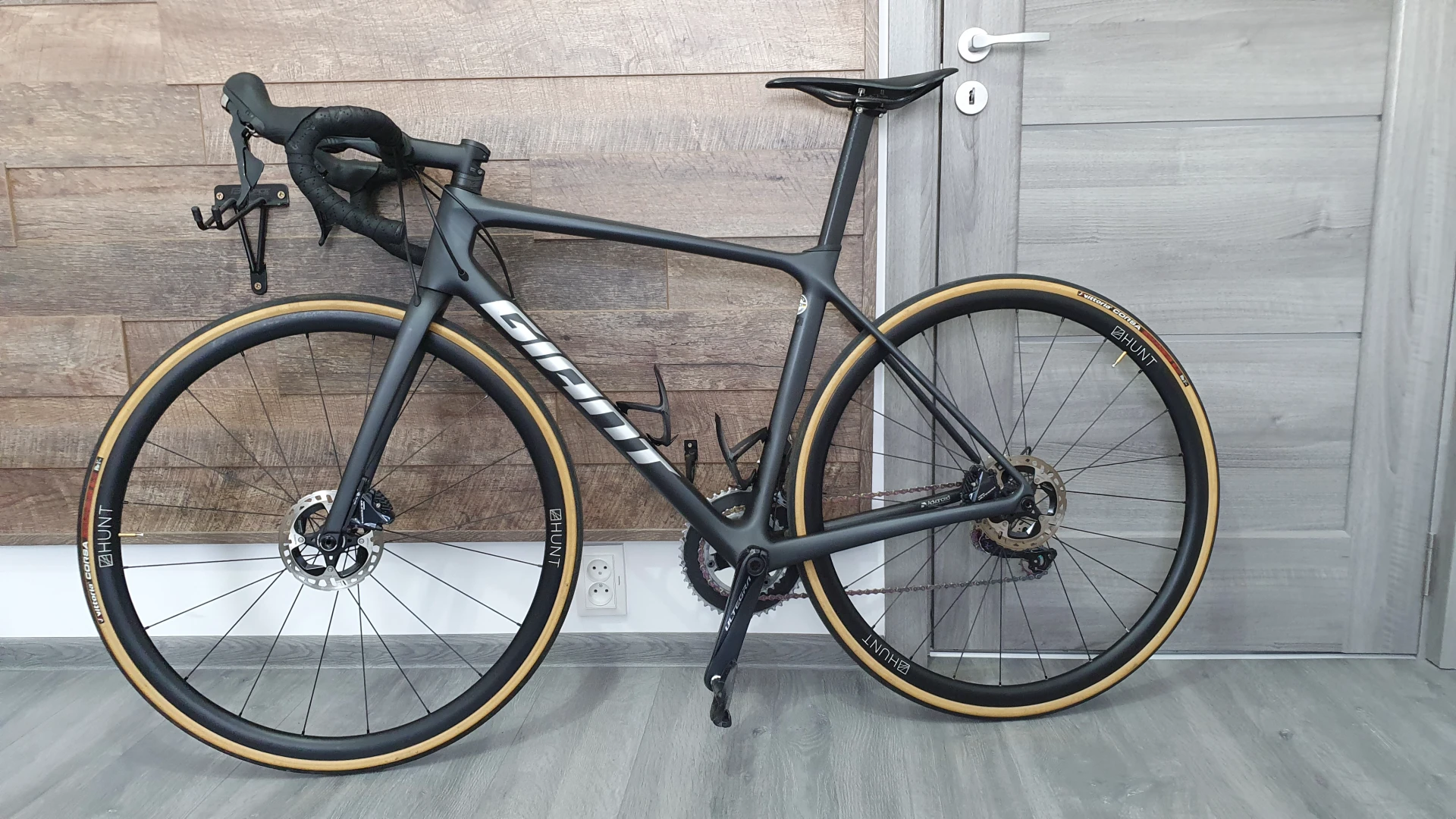 9. Bicicleta Cursiera Carbon Giant TCR Advanced Disc 1 KOM 2021