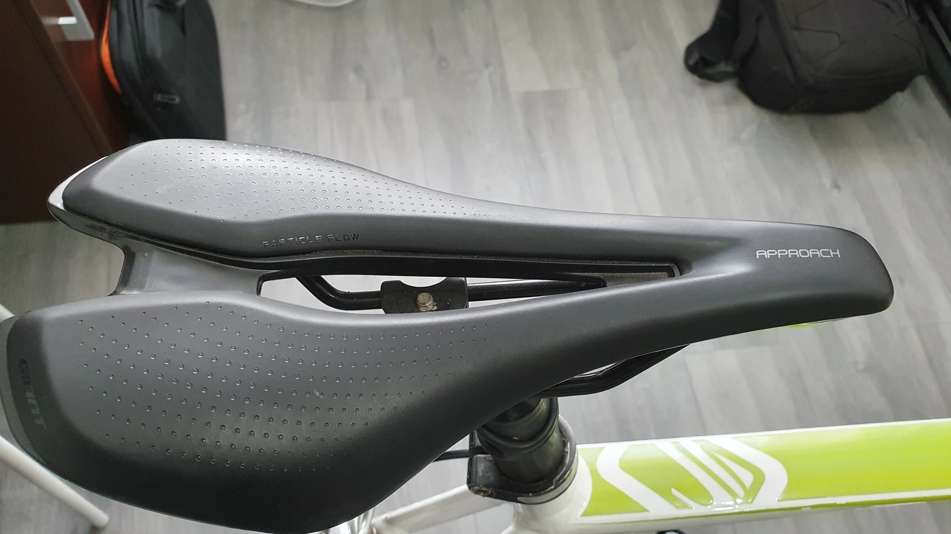 1. Bicicleta Cursiera Carbon Giant TCR Advanced Disc 1 KOM 2021