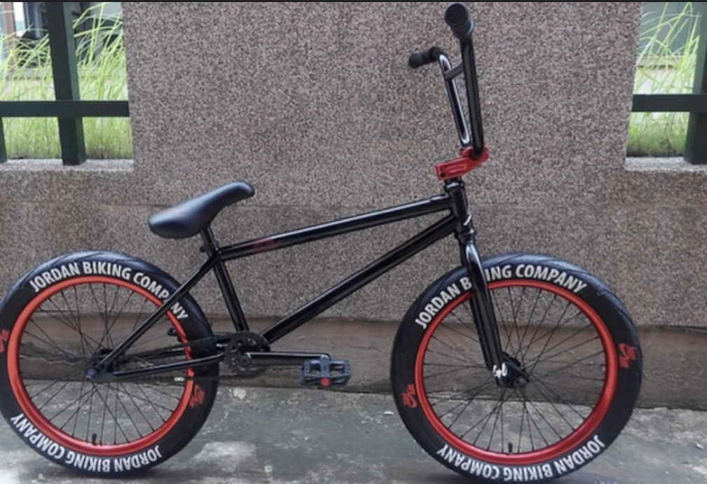 1. Vând bicicletă jordan biking BMX