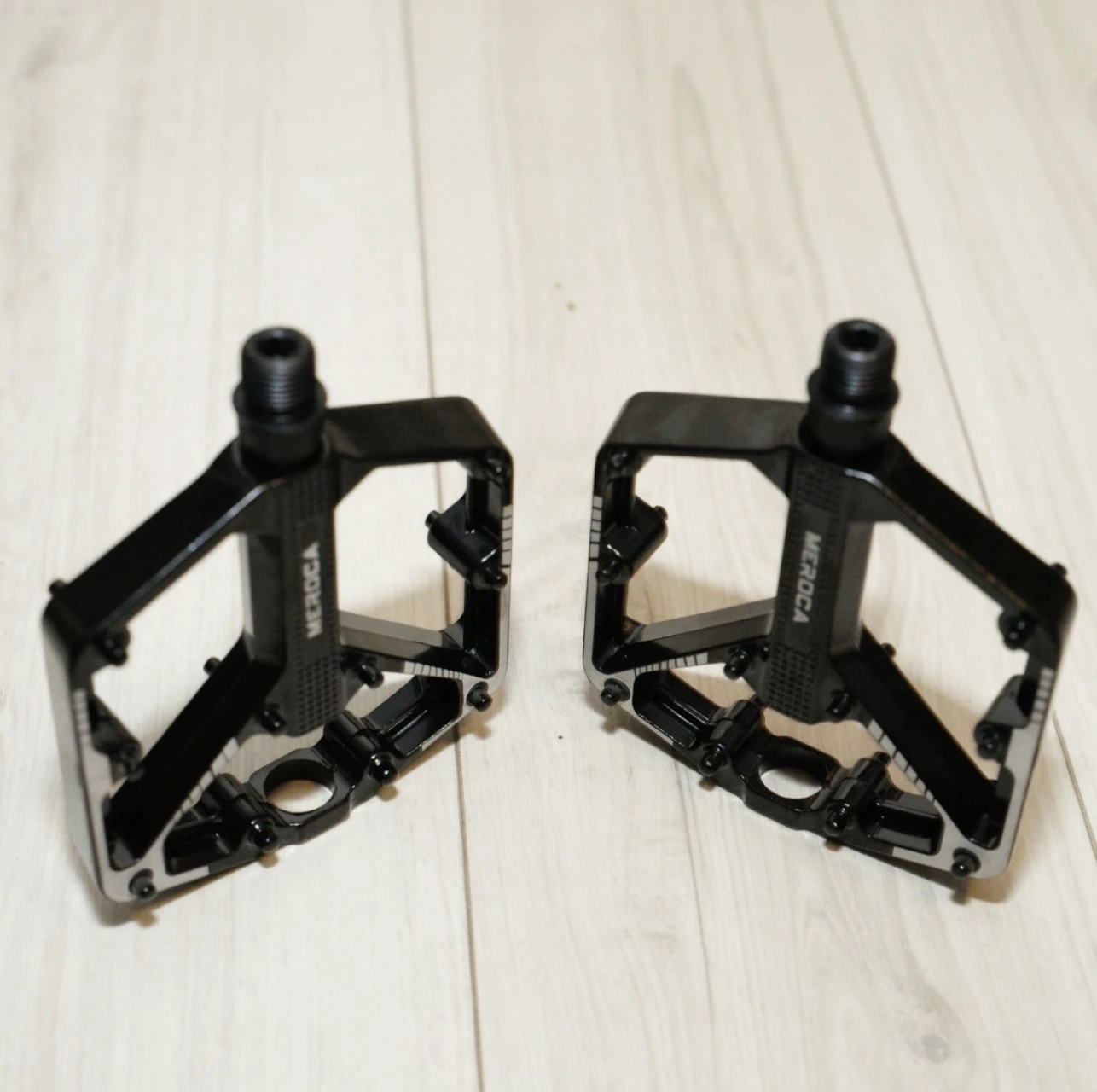 1. *NOI* Pedale negre argintii flat platforma metalice Meroca