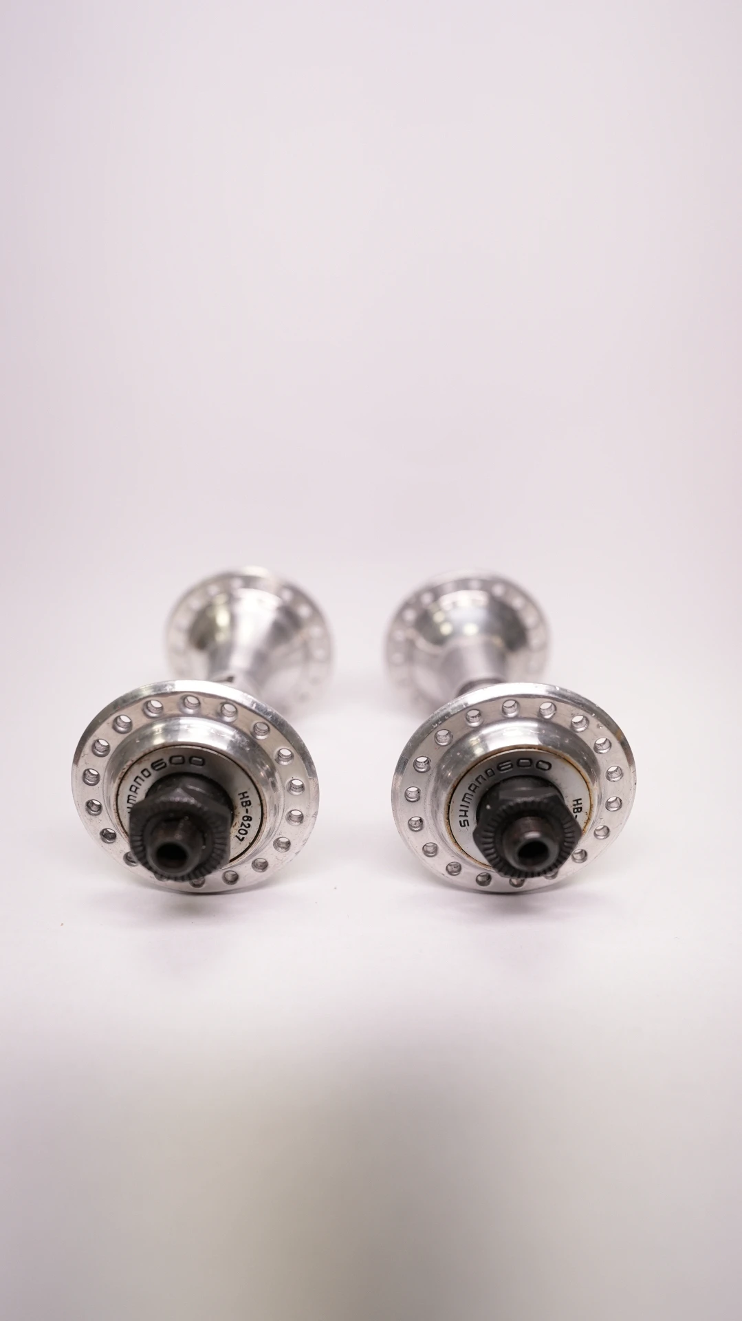 8. 2 butuci Shimano 600 noi.