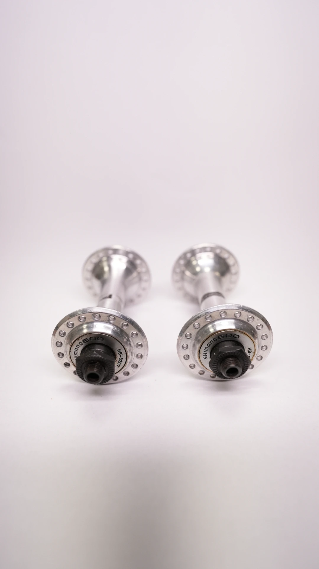 7. 2 butuci Shimano 600 noi.