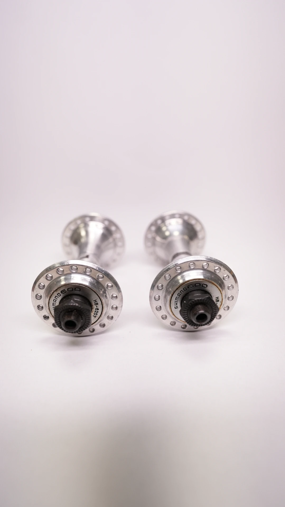 6. 2 butuci Shimano 600 noi.
