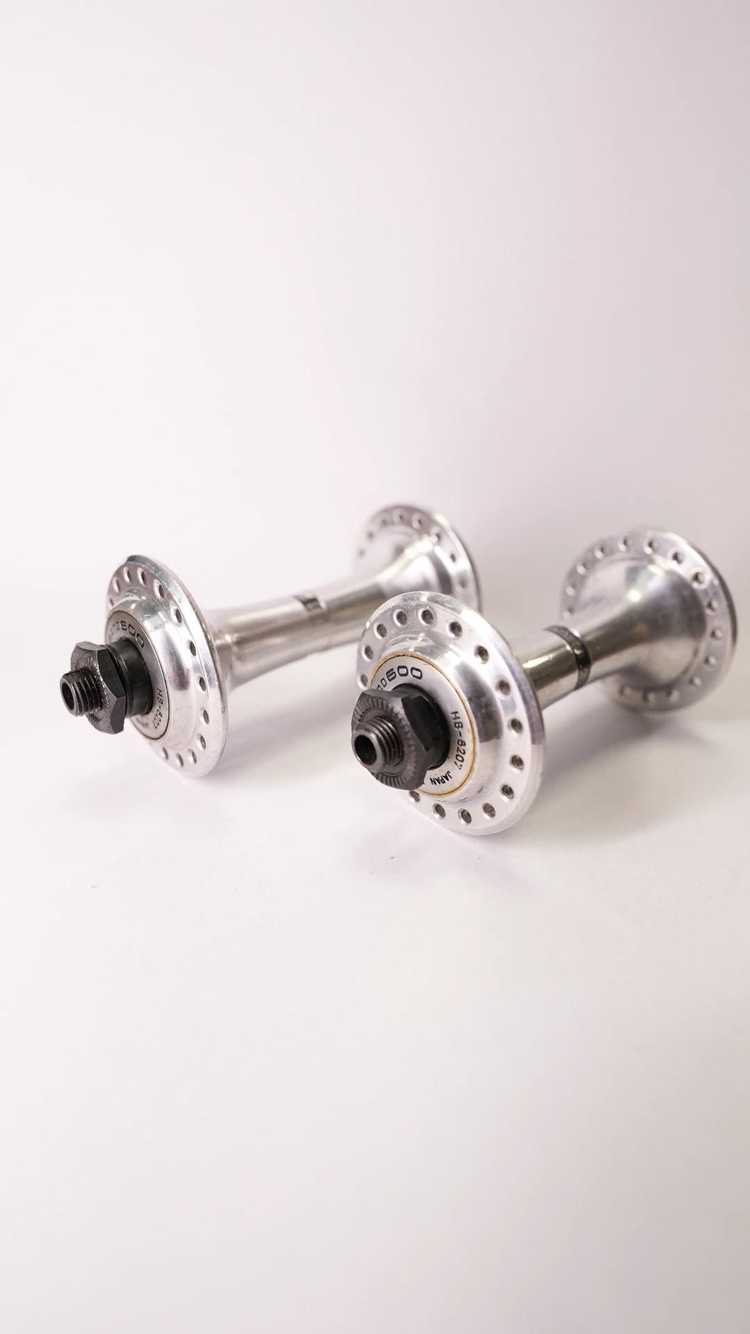 5. 2 butuci Shimano 600 noi.