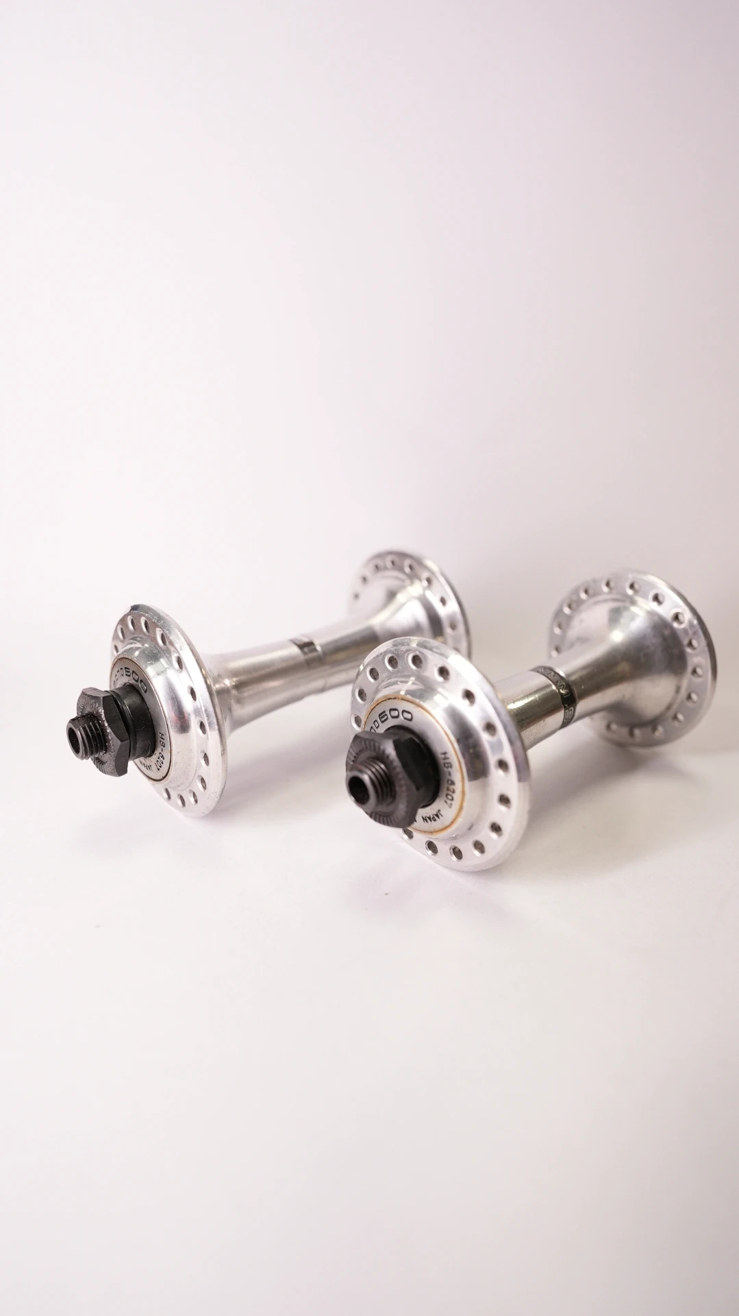 4. 2 butuci Shimano 600 noi.