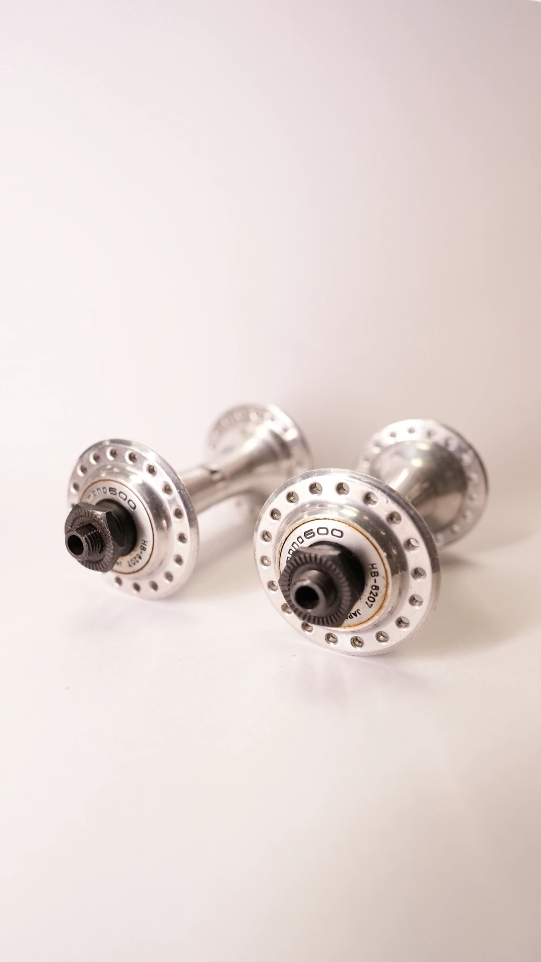 2. 2 butuci Shimano 600 noi.