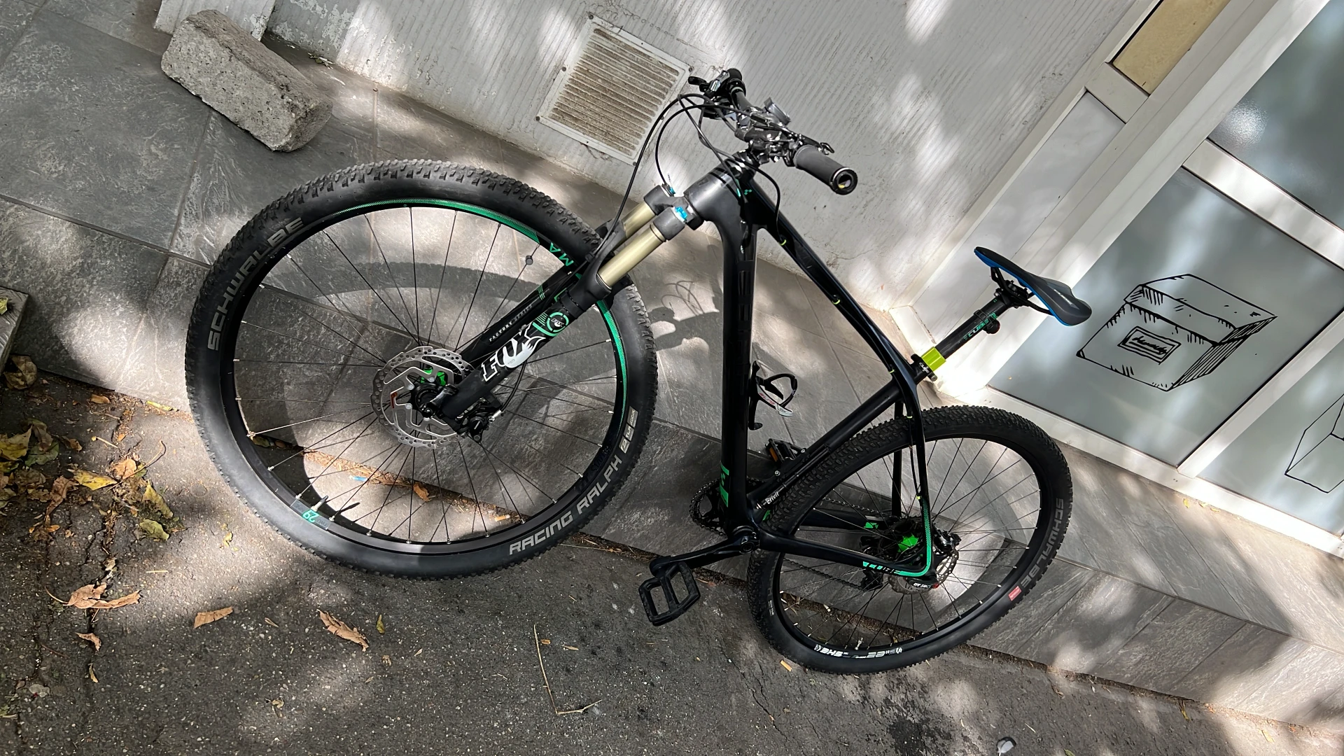 1. Vând bicicletă cube race carbon