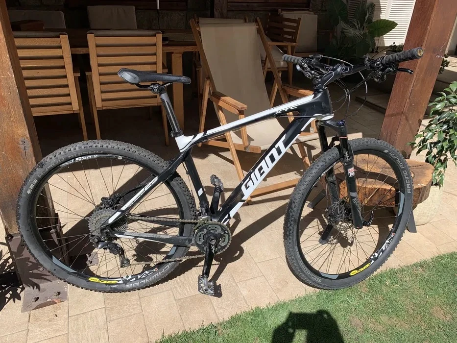 1. Bicicleta Giant Advanced 29” carbon