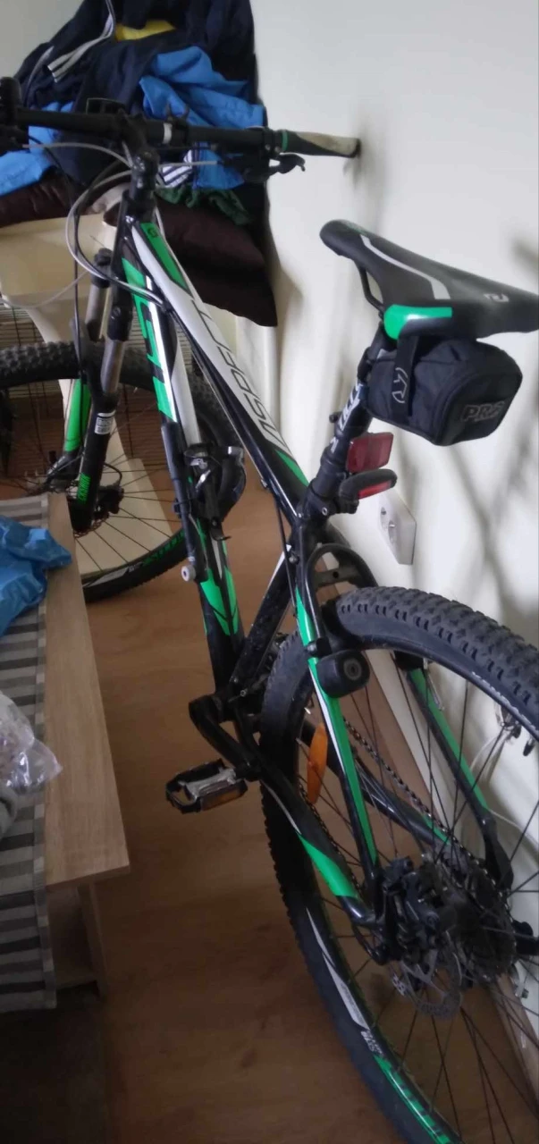 6. Bicicleta cu echipament ciclism - casca,protector pentru genunchi si cot