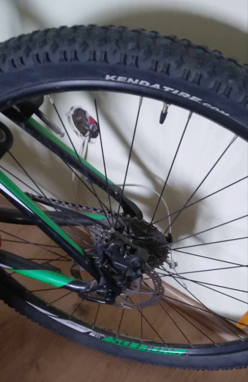 5. Bicicleta cu echipament ciclism - casca,protector pentru genunchi si cot