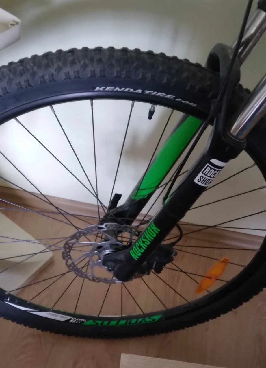 4. Bicicleta cu echipament ciclism - casca,protector pentru genunchi si cot