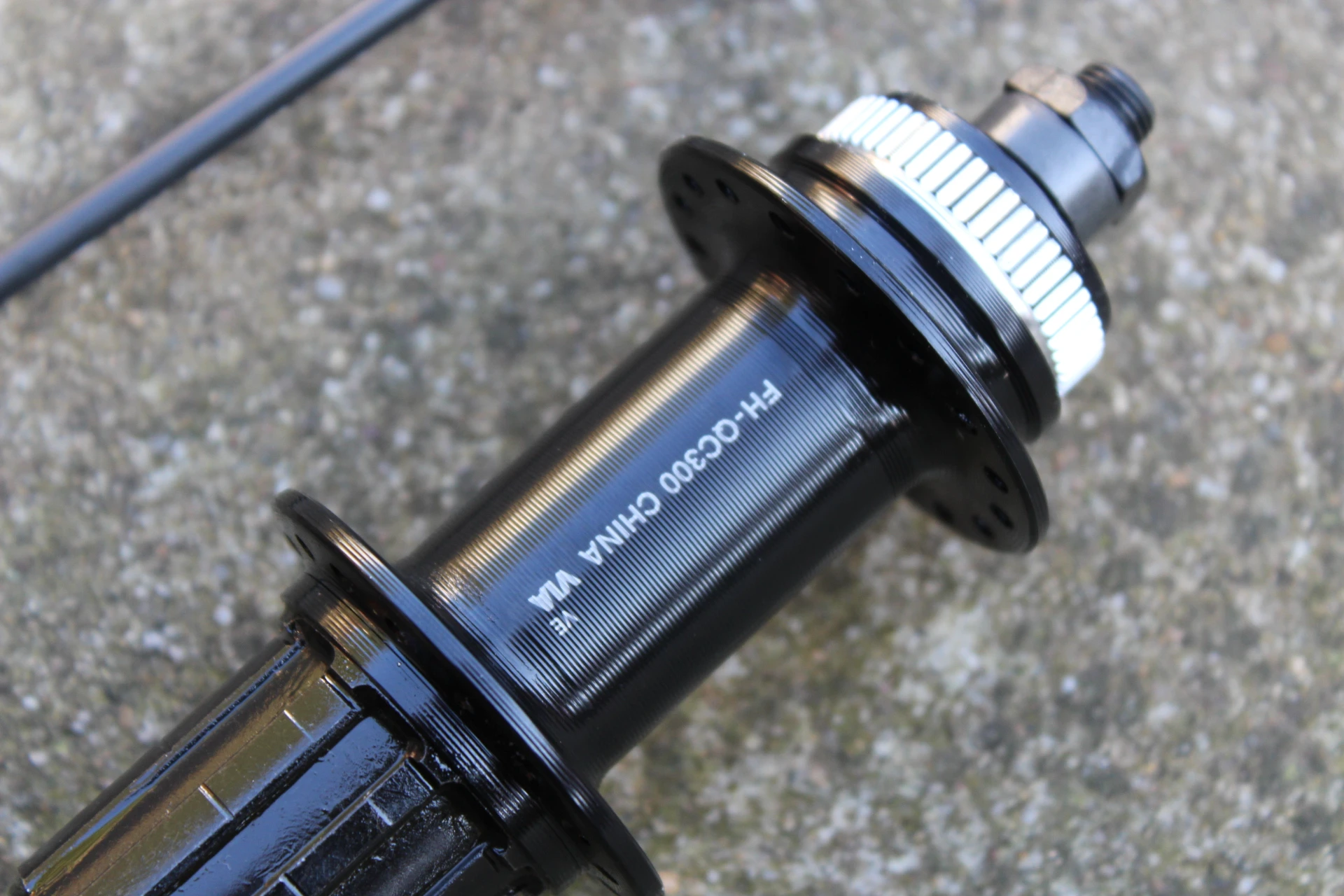 8. Shimano FH-QC300 8/9/10/11vit. Center-Lock butuc spate + QR 32 gauri