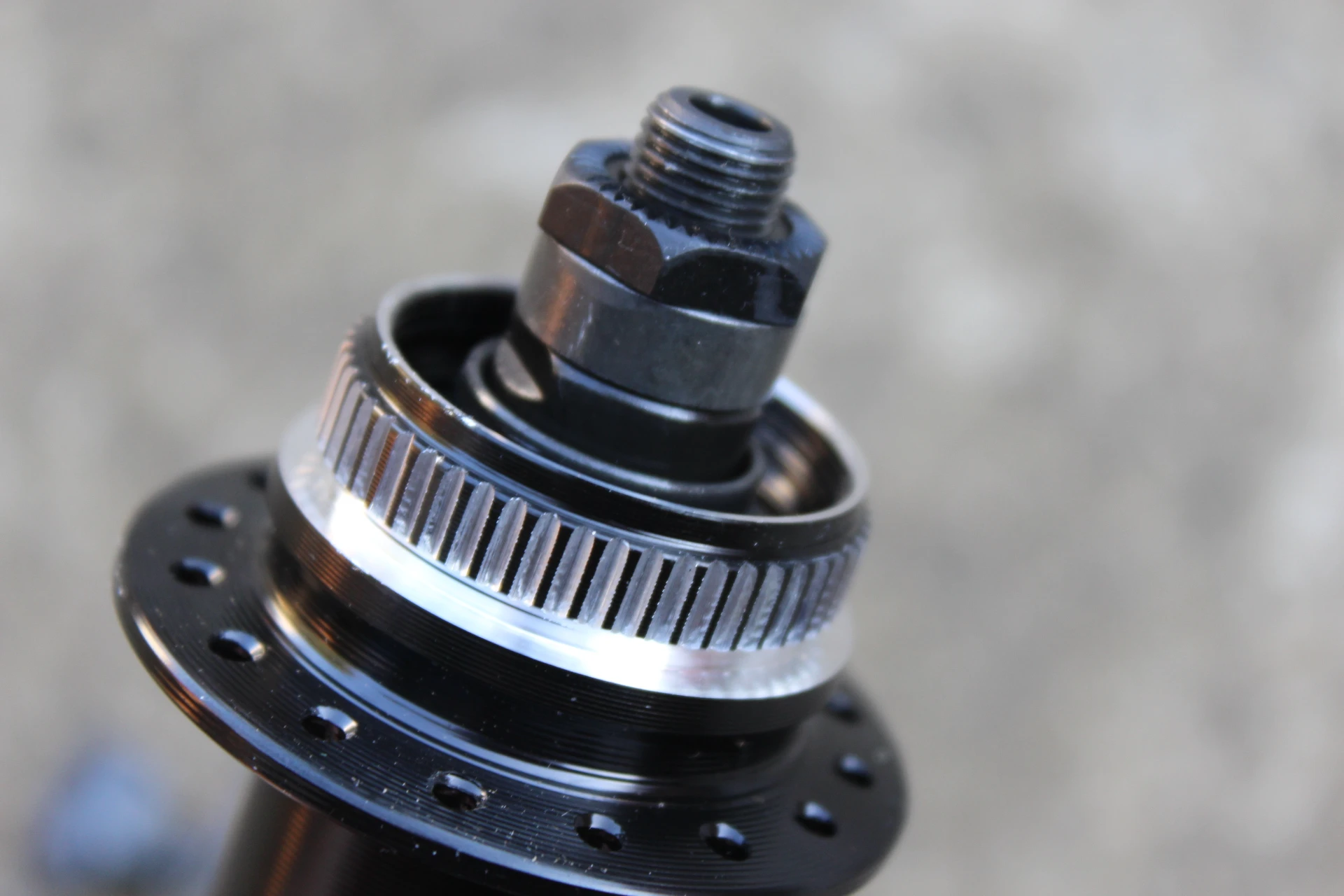 7. Shimano FH-QC300 8/9/10/11vit. Center-Lock butuc spate + QR 32 gauri