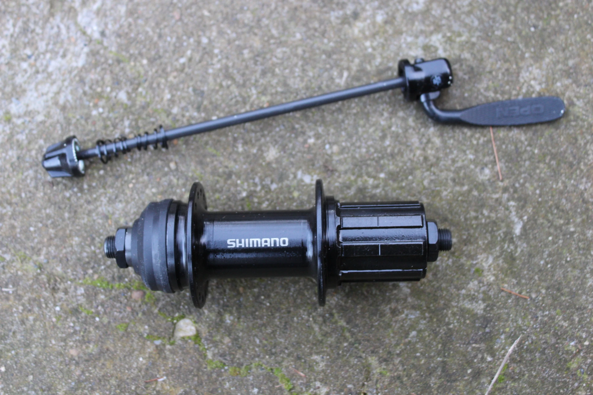 4. Shimano FH-QC300 8/9/10/11vit. Center-Lock butuc spate + QR 32 gauri