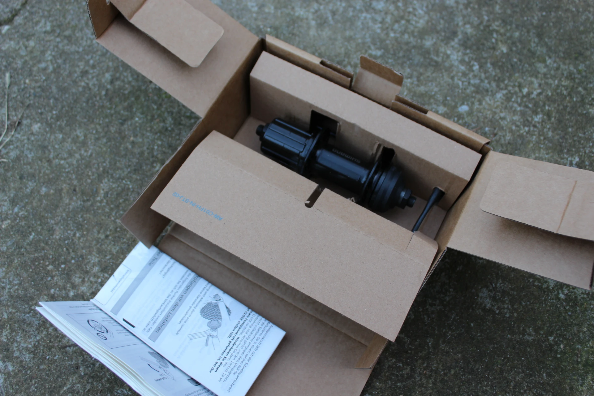 3. Shimano FH-QC300 8/9/10/11vit. Center-Lock butuc spate + QR 32 gauri