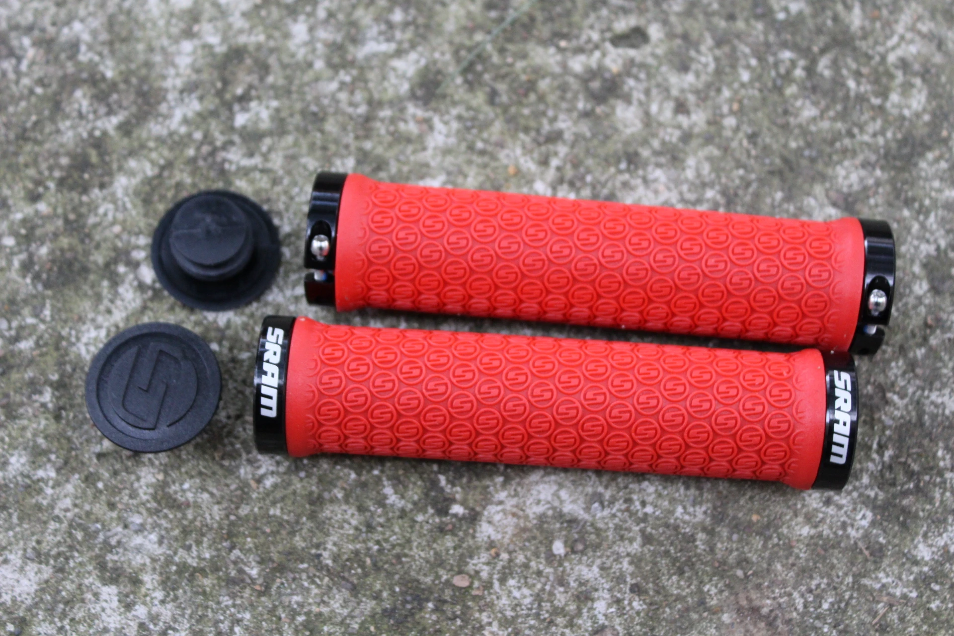 1. SRAM MTB Lock-on mansoane