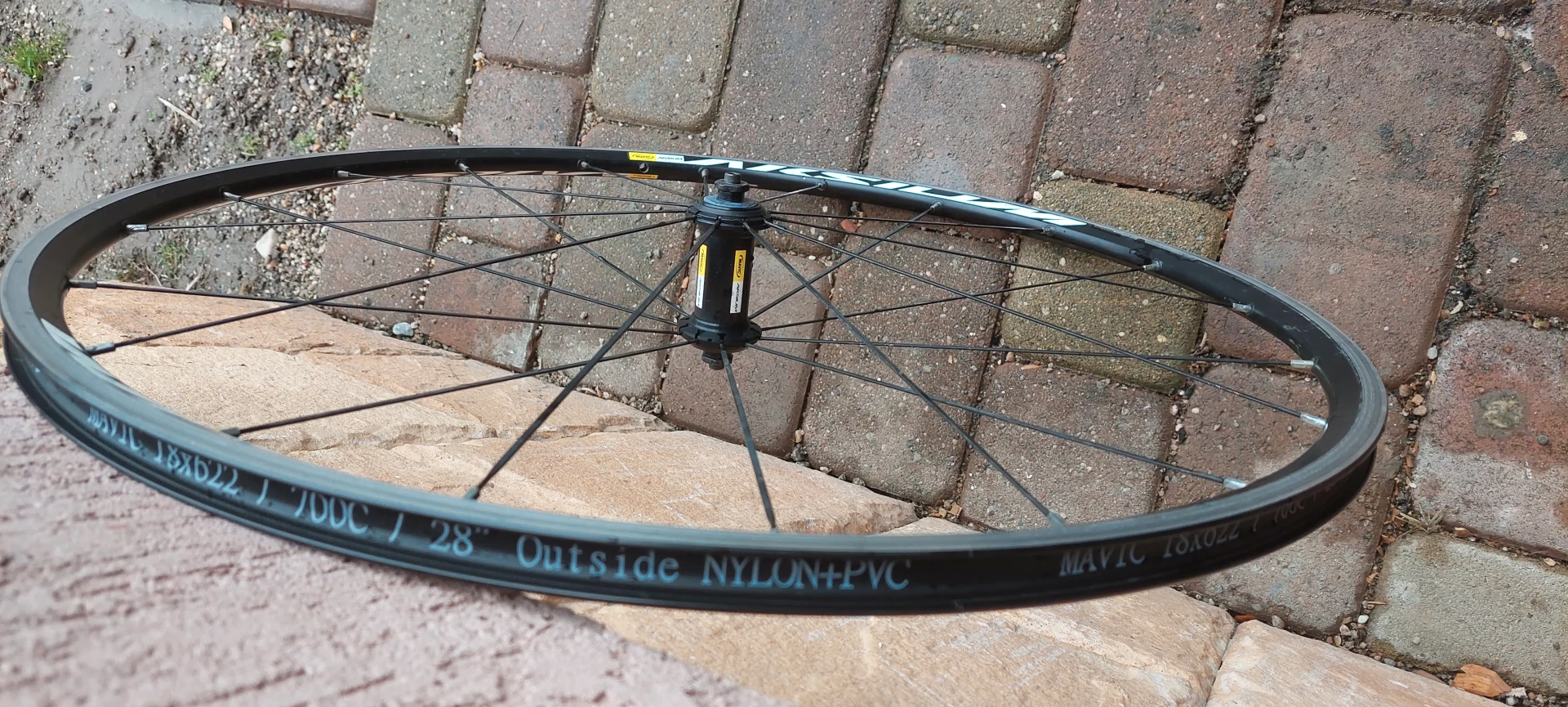 1. Roata fata Mavic Aksium 28"
