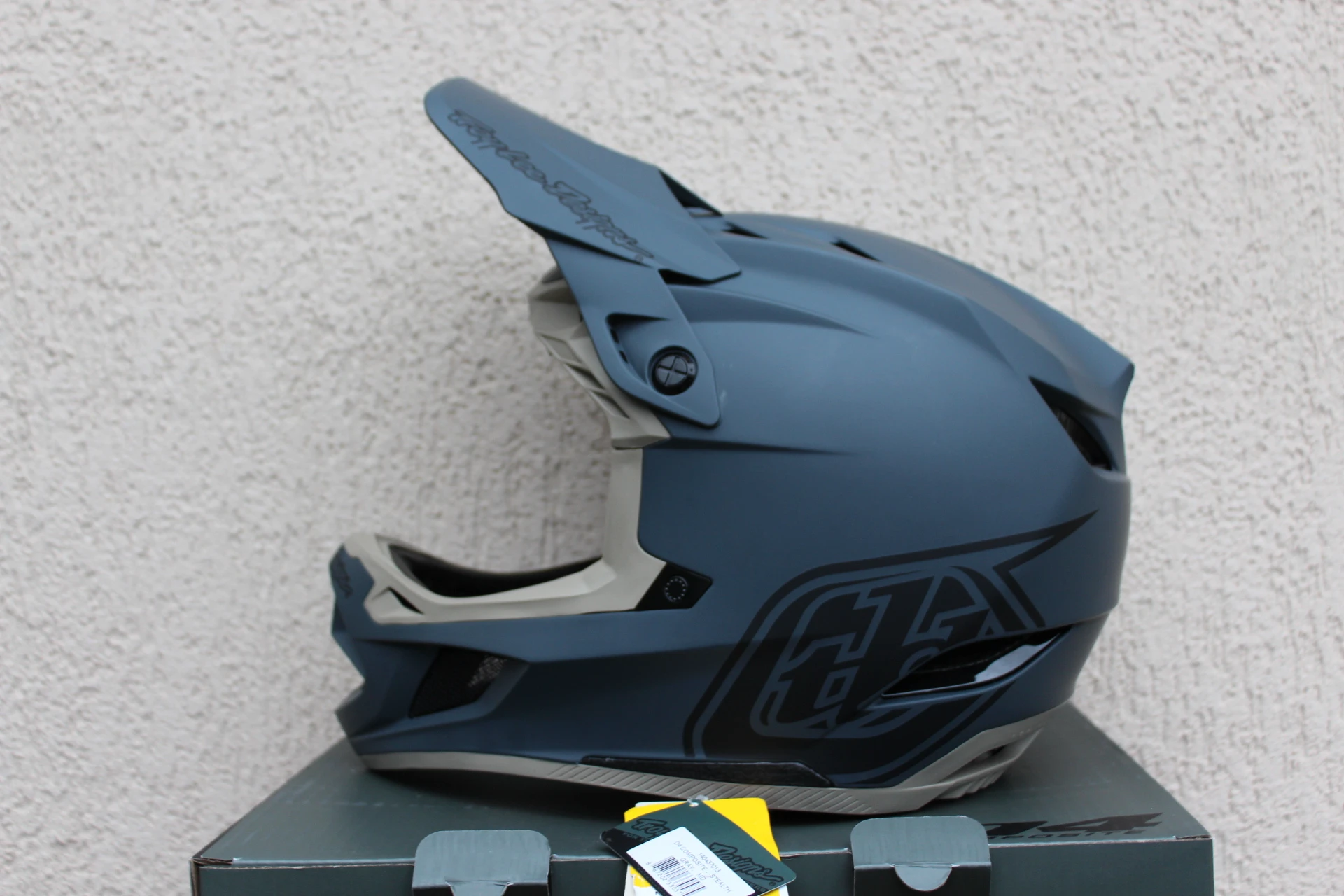 1. Troy Lee Designs - Stealth Gray D4 Composite Fullface M(57-58cm) Mips