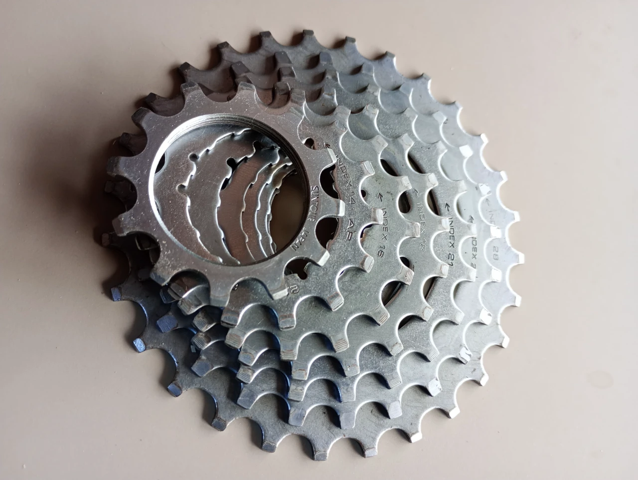 1. Suntour 12-28 pentru 7 rânduri