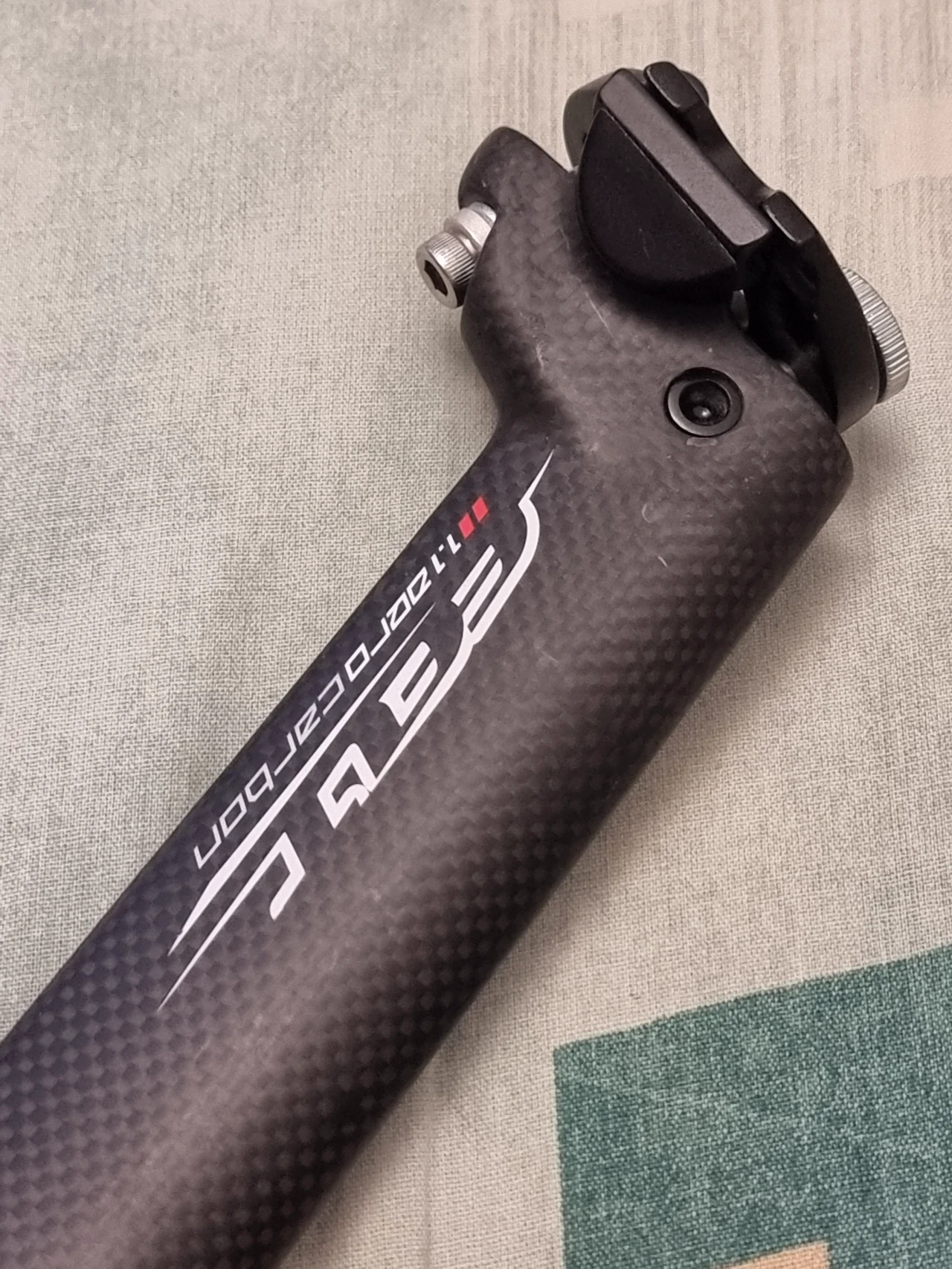 4. Tijă șa carbon Felt 1.1 Zero Carbon