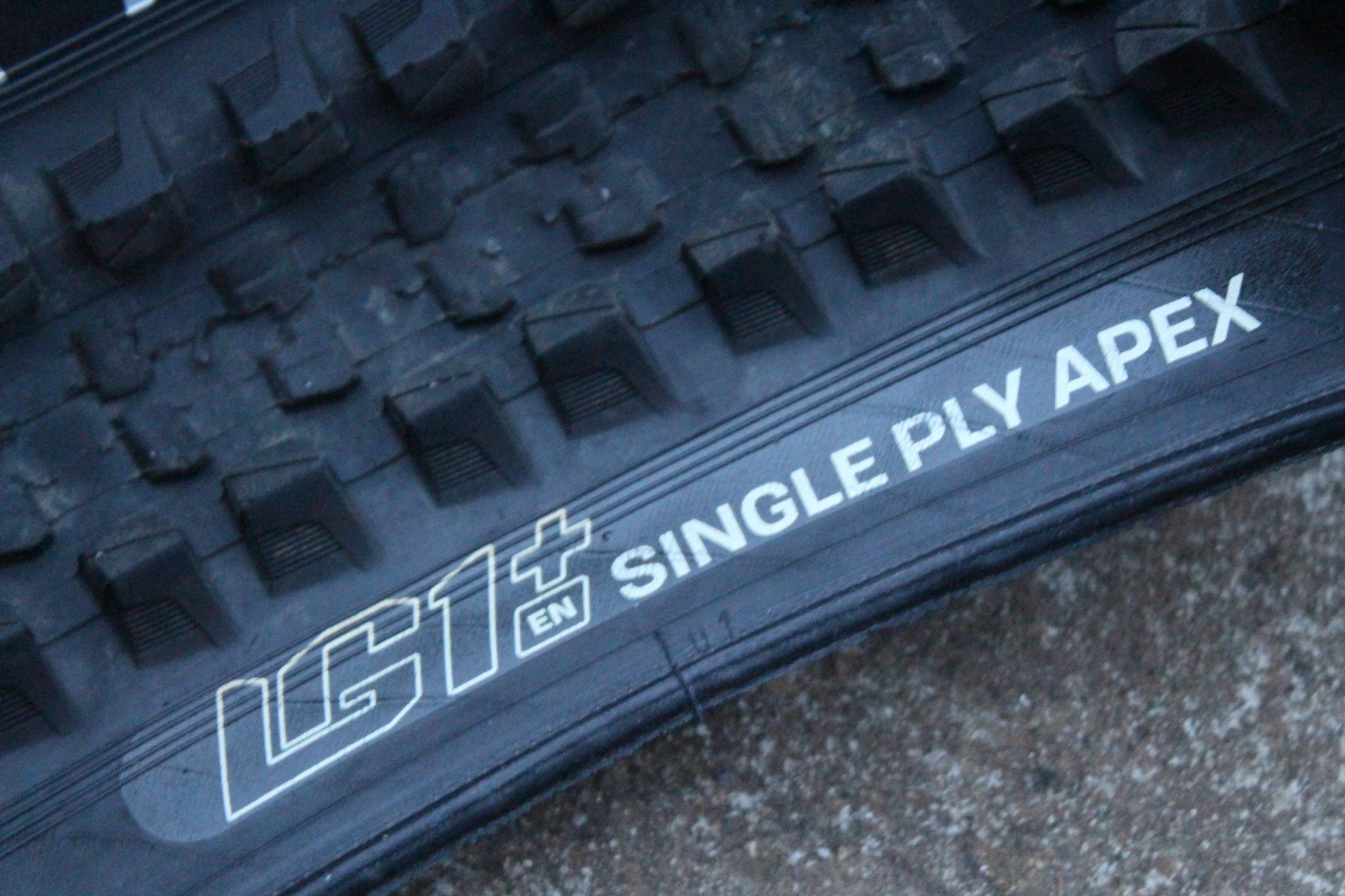 3. E-Thirteen LG1 EN TRS+ 29x2.35 Tubeless + camera noua