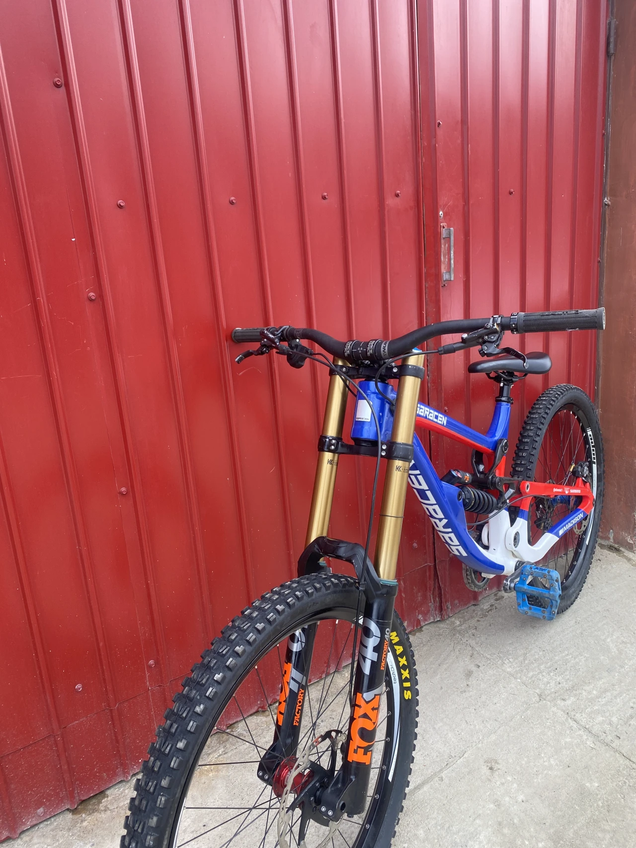 1. Vand bicicleta downhill saracen myst