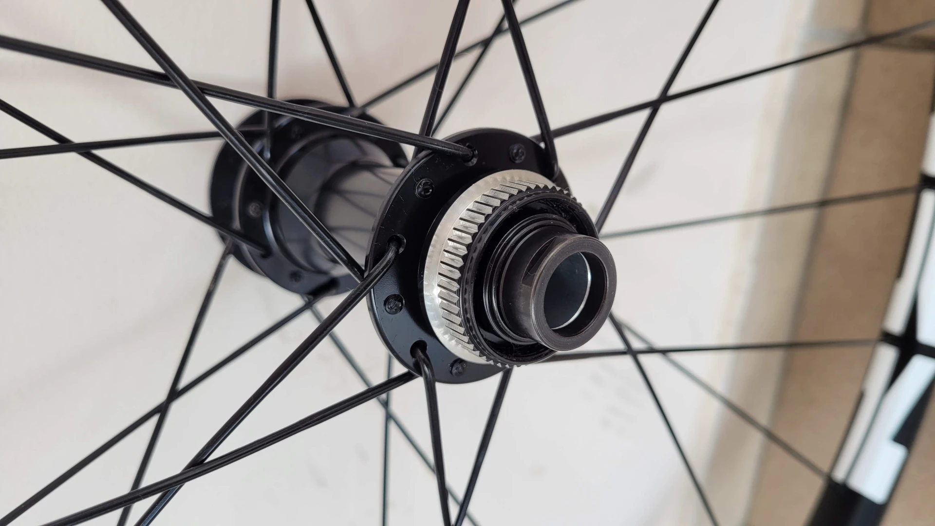 1. Roata noua Shimano MT500 29" boost 15x110